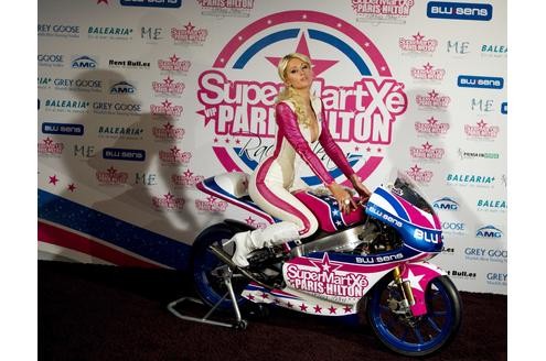 Party-Dauergast Paris Hilton eröffnet ein neues Geschäftsfeld und steigt in die Motorrad-WM ein. Mit dem Team „SuperMartxe VIP by Paris Hilton“ will die Skandalnudel die 125ccm-Klasse aufmischen.