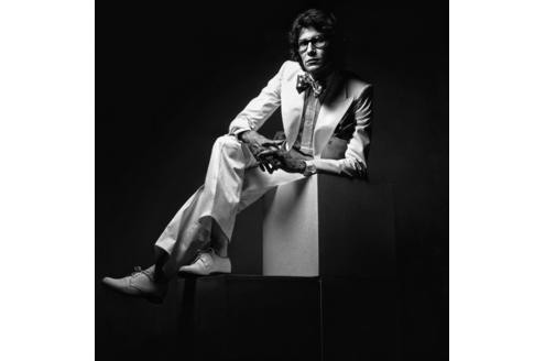 Der Modemacher als Model: Yves Saint Laurent gab sich betont lässig, als Jenloup Sieff ihn 1971 fotografierte. Foto: The Estate of Jeanloup Sieff