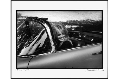 Brigitte Bardot geht 1960 noch nicht auf die Tierschutzbarrikaden, sondern barfuß. Es sei denn, sie fährt Cabrio. Foto Raymond Depardon/Magnum Photos