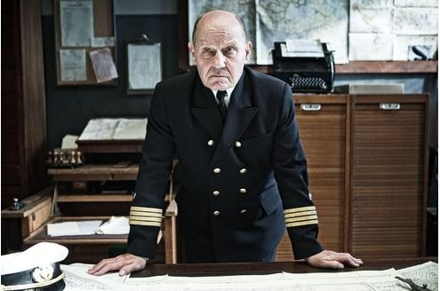 Kapitän Pruss (Jürgen Schornagel) erklärt vor Abflug der Hindenburg seiner Mannschaft die Kompetenzen an Bord. (c) RTL