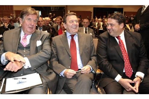 ... ist er auch in der Politik. Ihm werden ausgezeichnete Kontakte nachgesagt. So gehört der frühere Bundeskanzler Gerhard Schröder  zu seinen Skatfreunden.