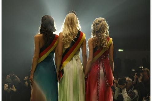 Lichtgestalten unter sich: Anne-Kathrin Kosch (Mitte), Tiffany Sachs (links) und Samantha Striegel sind die drei schönsten Frauen in Deutschland. Denn wenn eine Experten-Jury einschließlich Reiner Calmund im Einsatz ist,...