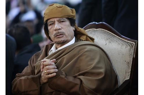 ... zumindest in der Theorie selbst und braucht folglich keinen Staatschef, weshalb Gaddafi sich nie so nennen ließ.