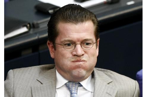 Guttenberg geriet während seiner Plagiatsaffäre ins Schwitzen. Im Juli 2011 trat er als Bundesverteidigungsminister zurück. Als Abschreiber steht er übrigens nicht alleine da... Foto: Reuters