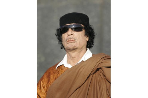 ... Regierungszeit machten  Muammar al Gaddafi zu Afrikas dienstältestem Herrscher, er selbst nannte sich deshalb den König der afrikanischen Könige. Oberst Gaddafi, nach eigenen Worten 1942 in einem Beduinenstamm ...