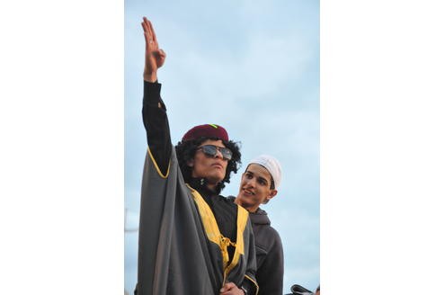 Gaddafi-Imitator lässt sich an der Corniche durch die johlende Menge der Aufständischen fahren.