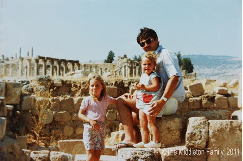 Kate als kleines Kind mit ihrem Vater Michael und ihrer jüngeren Schwester Pippa vor den Ruinen im jordanischen Jerasch. Die Familie war 1984 in die jordanische Hauptstadt Amman gezogen, wo der Vater für zweieinhalb Jahre arbeitete. Kate ging dort in den Kindergarten.