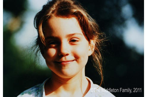 Kate als Fünfjährige mit schelmischem Lächeln.