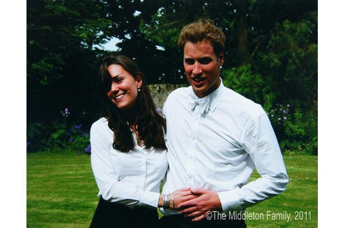 Kate lächelnd im Arm von William, am Tag der Diplomübergabe. Beide hatten in St. Andrews studiert und sich dort kennengelernt.