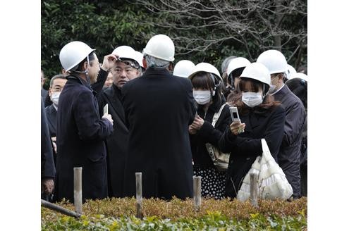 ...ratlos warten Evakuierte auf weitere Anweisungen, nachdem sie ihre Häuser in Tokio verlassen mussten. Der Bahn- und Zugverkehr wurde eingestellt...