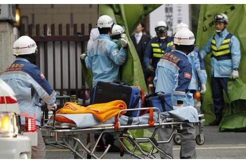 ...zahlreiche Menschen wurden beim Mega-Beben verletzt. Auch Tote sind zu beklagen. Hier bergen Retter Verwundete in Tokio. Die Menschen waren in der japanischen Hauptstadt bei den Erdstößen in Panik auf die Straßen gelaufen...