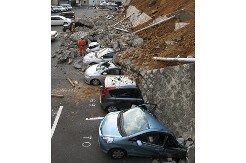 ...eine durch das Beben zusammengebrochene Mauer hat diese Autos unter sich begraben. Das Foto entstand in der Stadt Mito. Sie liegt rund 140 Kilometer nordöstlich von Tokio. Mito ist ein wichtiger Eisenbahnknotenpunkt...