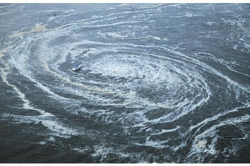 So sieht der Tsunami  aus. Bei Oarai bilden die Winde Strudel im Meer.