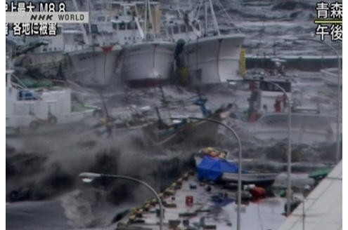 In Hachinoche schleudert der Tsunami Boote an an Gebäude. Aber meistens...