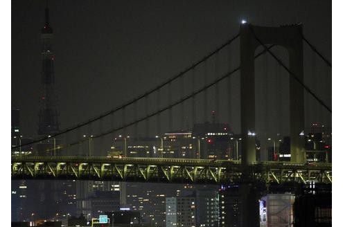 Der Strom wird knapp in Japan, die Lichterketten der Regenbogen-Brücke in Tokio sind ausgeschaltet. Nach dem Ausfall mehrerer Atomkraftwerke will der Staat Energie sparen. Das führt zu unerwarteten Problemen: Supermarkt-Kassen laufen stellenweise nur ein paar Stunden am Tag.