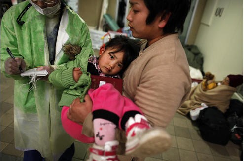 Ein verletztes kleines Mädchen wird im Rot-Kreuz-Hospital in Ishinomaki versorgt.