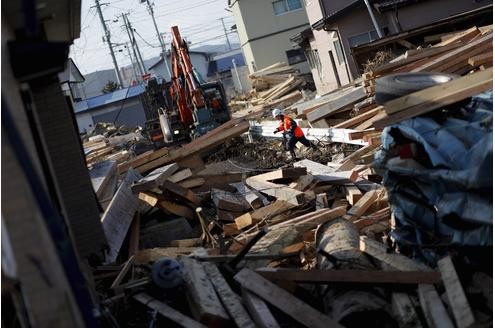 Ein Helfer sucht in den Trümmern von Kuji nach Überlebenden.