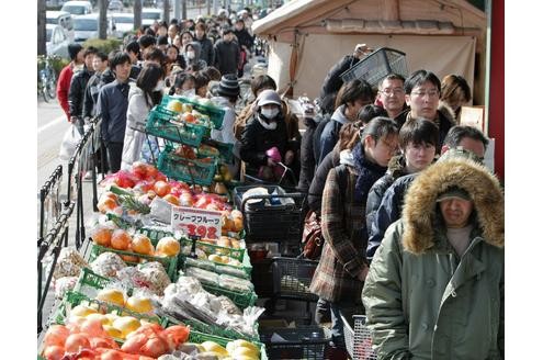 In Sendai stehen die Menschen Schlange, um Gemüse und Lebensmittel zu bekommen.