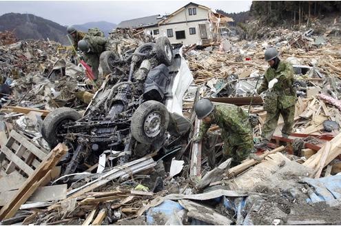 Die Suche nach Überlebenden und Toten geht weiter. Helfer aus Japan und dem Ausland geben auch in Rikuzentakata nicht auf.