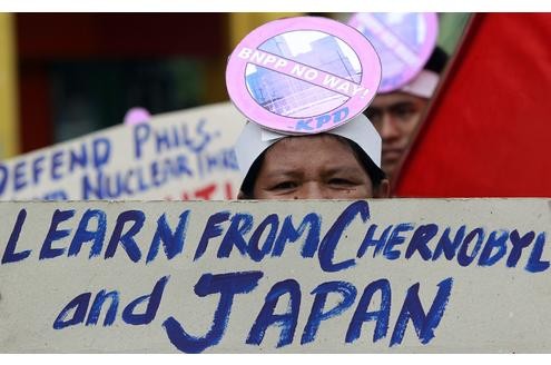 Zeitgleich gehen weltweit die Proteste gegen die Nutzung der Atomenergie weiter. Demonstranten in vor dem Präsidentenpalast in Manila . . .  fordern die Philippinische Regierung auf, die Atomanlage von Bataan stillzulegen.