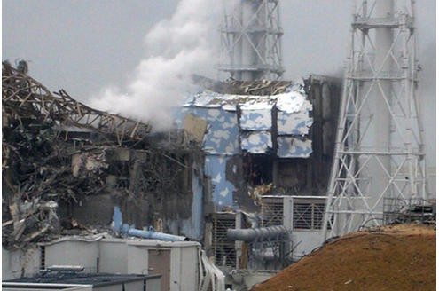 Die Tepco, die Tokyo Electric Power Co, selbst gab dieses Foto vom dritten und vierten Reaktor in Fukushima 1 nach dem erneuten Brand heraus.