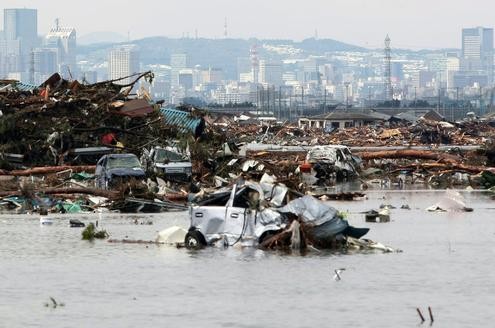 Noch immer treiben Autowracks und Hausteile an der Küste in Sendai. An Aufräumarbeiten ist kaum zu denken.