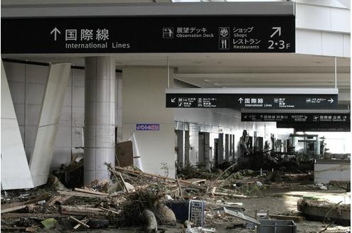 Auch die Lobby des Flughafens Sendai ist völlig verwüstet.