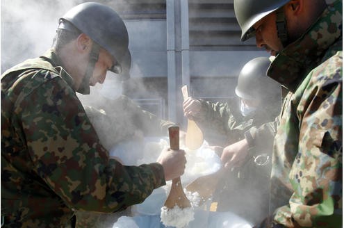 Japanische Soldaten kochen für die Evakuierten in Koriyama bei Fukushima.