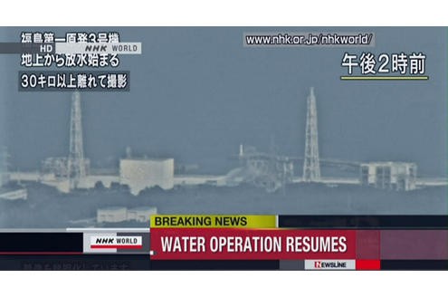 Noch immer werfen Hubschrauber Wasserbomben über den Reaktoren ab.