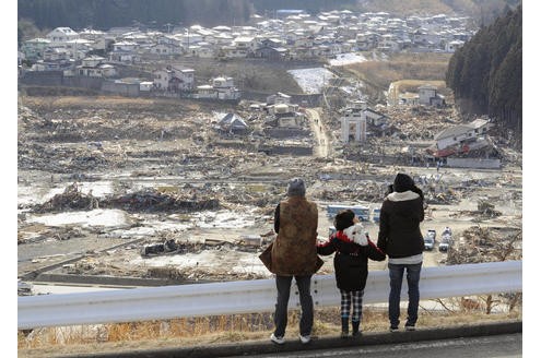 Ehemalige Bewohner blicken auf das völlig zerstörte Minamisanrikucho, eine Woche nach dem Beben.