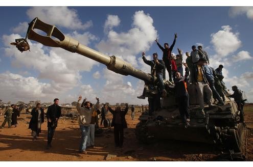 Immer wieder klettern sie auf zerstörte Panzer der libyschen Armee.