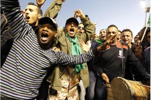 In Tripolis demonstrieren Gaddafi-treue Libyer für ihren Anführer und gegen das Eingreifen der westlichen Streitkräfte.