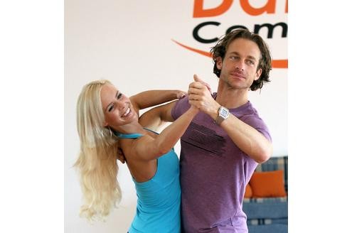 Diese Promis tanzen nun bei der neuen Staffel der RTL-Show Let's dance um die Wette: Hier feilt Hochsprung-As Tim Lobinger mit Partnerin Isabel Edvardsson ...