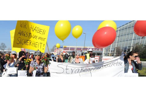 Der Marsch der Huren führte die demonstrierenden Prostituierten zum Rathaus Dortmund. Foto: Ralf Rottmann