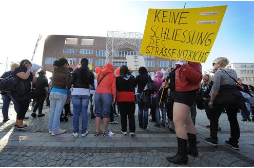 Die Prostituierten vom Straßenstrich Ravensberger Straße demonstrierten am Donnerstag, 24. März 2011, gegen die Schließung des Straßenstrichs. Sie zogen in einem Demonstrationszug bis zum Rathaus auf dem Friedensplatz. Foto: Franz Luthe 