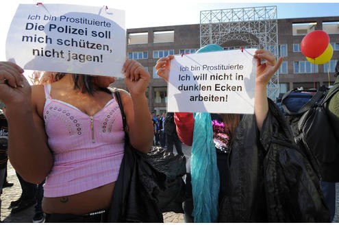 Die Prostituierten vom Straßenstrich Ravensberger Straße demonstrierten am Donnerstag, 24. März 2011, gegen die Schließung des Straßenstrichs. Sie zogen in einem Demonstrationszug bis zum Rathaus auf dem Friedensplatz. Foto: Franz Luthe 