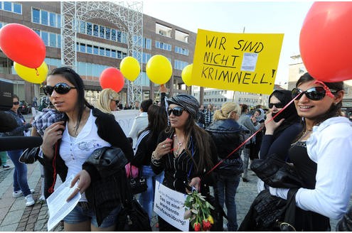 Die Prostituierten vom Straßenstrich Ravensberger Straße demonstrierten am Donnerstag, 24. März 2011, gegen die Schließung des Straßenstrichs. Sie zogen in einem Demonstrationszug bis zum Rathaus auf dem Friedensplatz. Foto: Franz Luthe 