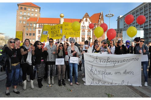 Die Prostituierten vom Straßenstrich Ravensberger Straße demonstrierten am Donnerstag, 24. März 2011, gegen die Schließung des Straßenstrichs. Sie zogen in einem Demonstrationszug bis zum Rathaus auf dem Friedensplatz. Foto: Franz Luthe 
