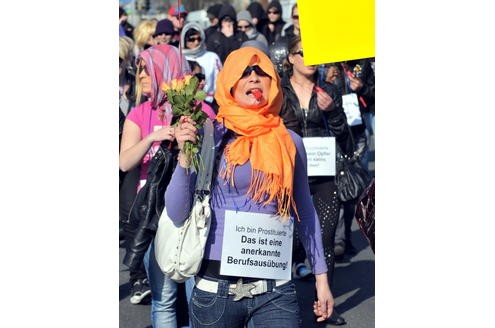 Eine kleine Anzahl der auf dem Dortmunder Straßenstrich arbeitenden Prostituierten, Mitarbeiterinnen der Beratungsstelle Kober und weitere Sympathisanten, demonstrierten am 24. 03.2011 mit einem Protestmarsch von der Ravensberger Straße in der Dortmunder Nordstadt bis vor das Rathaus am Friedensplatz gegen die geplante Schließung des Straßenstrichs.