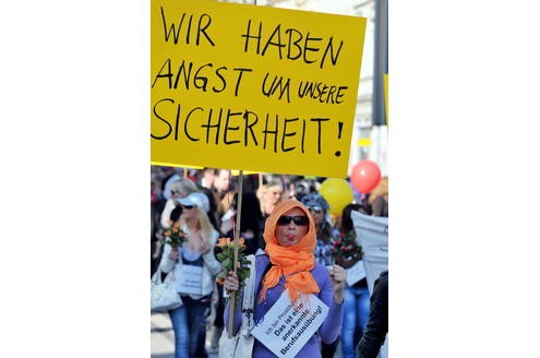 Eine kleine Anzahl der auf dem Dortmunder Straßenstrich arbeitenden Prostituierten, Mitarbeiterinnen der Beratungsstelle Kober und weitere Sympathisanten, demonstrierten am 24. 03.2011 mit einem Protestmarsch von der Ravensberger Straße in der Dortmunder Nordstadt bis vor das Rathaus am Friedensplatz gegen die geplante Schließung des Straßenstrichs.