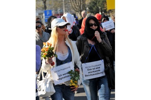 Eine kleine Anzahl der auf dem Dortmunder Straßenstrich arbeitenden Prostituierten, Mitarbeiterinnen der Beratungsstelle Kober und weitere Sympathisanten, demonstrierten am 24. 03.2011 mit einem Protestmarsch von der Ravensberger Straße in der Dortmunder Nordstadt bis vor das Rathaus am Friedensplatz gegen die geplante Schließung des Straßenstrichs.