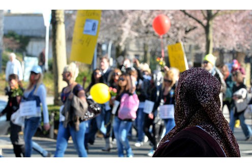 Eine kleine Anzahl der auf dem Dortmunder Straßenstrich arbeitenden Prostituierten, Mitarbeiterinnen der Beratungsstelle Kober und weitere Sympathisanten, demonstrierten am 24. 03.2011 mit einem Protestmarsch von der Ravensberger Straße in der Dortmunder Nordstadt bis vor das Rathaus am Friedensplatz gegen die geplante Schließung des Straßenstrichs.