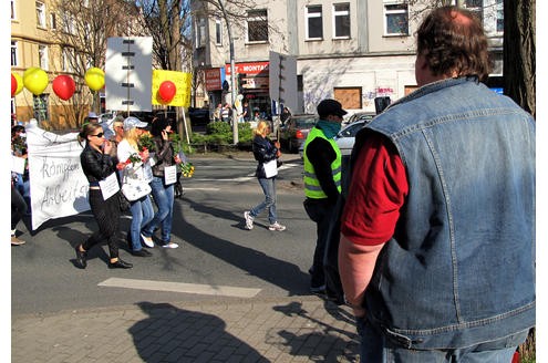 Eine kleine Anzahl der auf dem Dortmunder Straßenstrich arbeitenden Prostituierten, Mitarbeiterinnen der Beratungsstelle Kober und weitere Sympathisanten, demonstrierten am 24. 03.2011 mit einem Protestmarsch von der Ravensberger Straße in der Dortmunder Nordstadt bis vor das Rathaus am Friedensplatz gegen die geplante Schließung des Straßenstrichs.