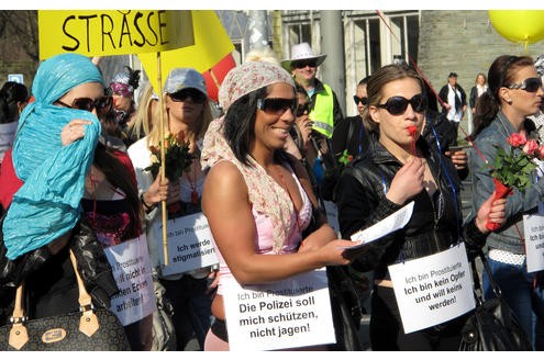 Eine kleine Anzahl der auf dem Dortmunder Straßenstrich arbeitenden Prostituierten, Mitarbeiterinnen der Beratungsstelle Kober und weitere Sympathisanten, demonstrierten am 24. 03.2011 mit einem Protestmarsch von der Ravensberger Straße in der Dortmunder Nordstadt bis vor das Rathaus am Friedensplatz gegen die geplante Schließung des Straßenstrichs.