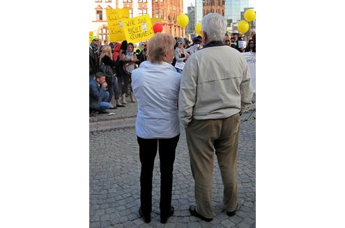 Eine kleine Anzahl der auf dem Dortmunder Straßenstrich arbeitenden Prostituierten, Mitarbeiterinnen der Beratungsstelle Kober und weitere Sympathisanten, demonstrierten am 24. 03.2011 mit einem Protestmarsch von der Ravensberger Straße in der Dortmunder Nordstadt bis vor das Rathaus am Friedensplatz gegen die geplante Schließung des Straßenstrichs.