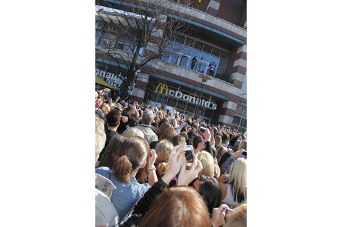 Vor den Toren der Gastronomie-Meile warteten noch rund 15.000 Fans. Foto: Anja Bäcker