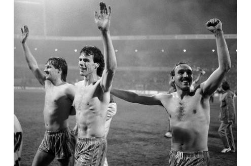 Otten, Rune Bratseth und Gunnar Sauer feiern den 6:2-Sieg gegen Spartak Moskau.