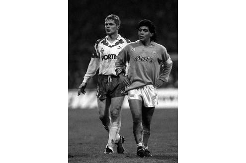 Uli Borowka (l.) war für Neapels Diego Armando Maradona zuständig, folgte ihm auf Schritt und Tritt.