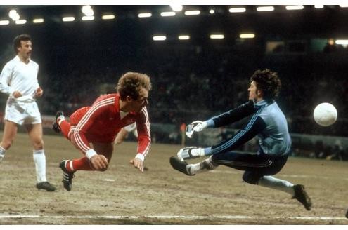 Mit 1:3 hatte Kaiserslautern das Viertelfinal-Hinspiel des Uefa-Cups 1981/82 bei Real Madrid verloren. Im Rückspiel gaben die Roten Teufel von beginn an Vollgas, hatten auch durch viele hässliche Fouls der Spanier noch eine Rechnung offen. Friedhelm Funkel brachte die Pfälzer mit seinem Doppelpack (7./14.) auf die Siegerstraße.