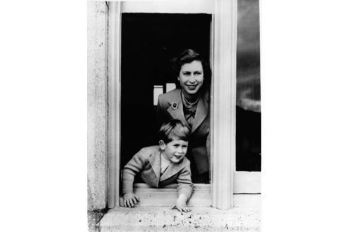 1952 feiert Queen Elisabeth mit ihrem Sohn Charles dessen vierten Geburtstag.